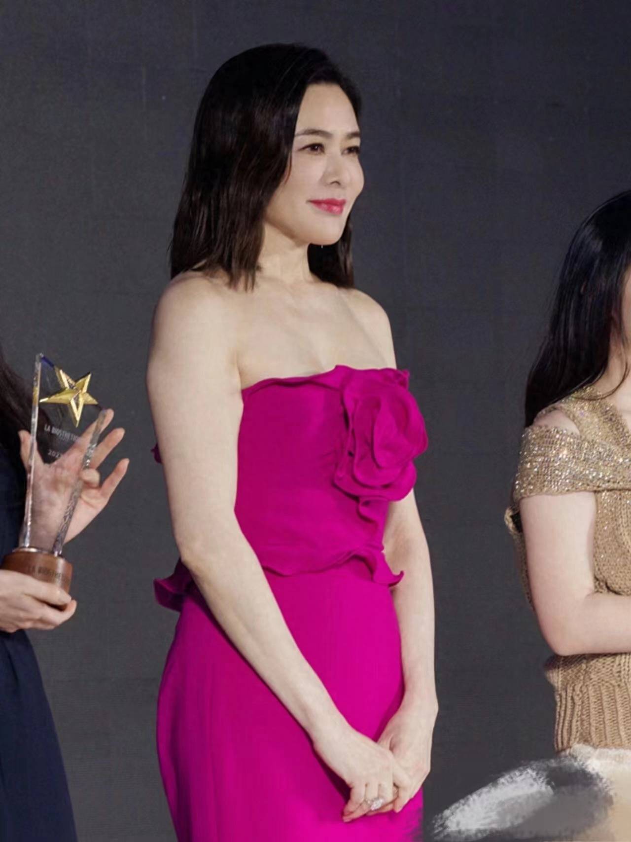 关之琳杭州出席,枚色长裙不减当年风采,60的年龄40岁的容貌_女性_显得