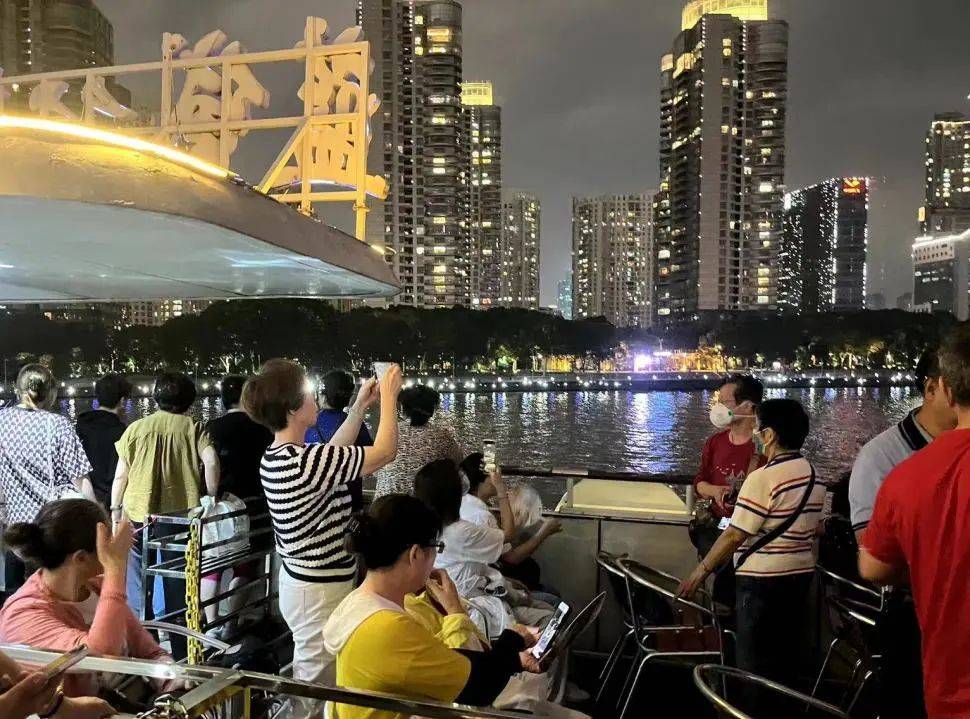 他们参加游浦江活动_服务_宝山区_游轮