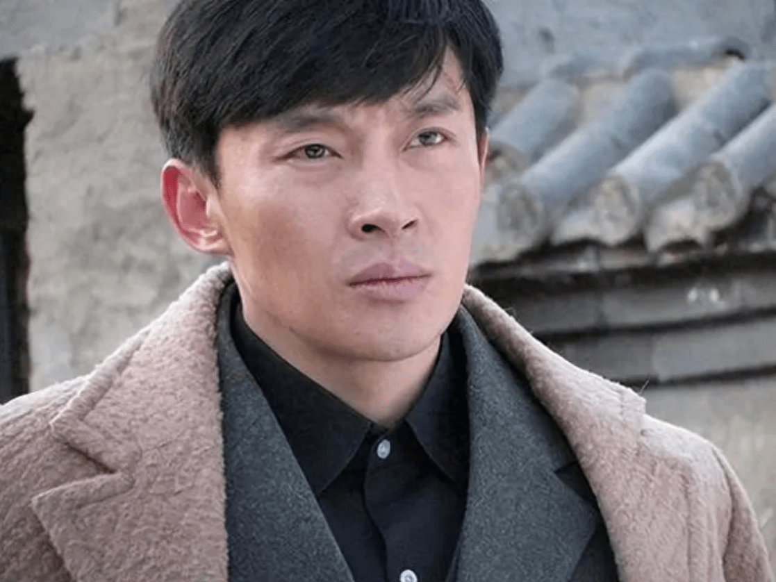 演员曹磊:5岁被父亲抛弃,娶大学同学为妻,如今46岁过得怎样?