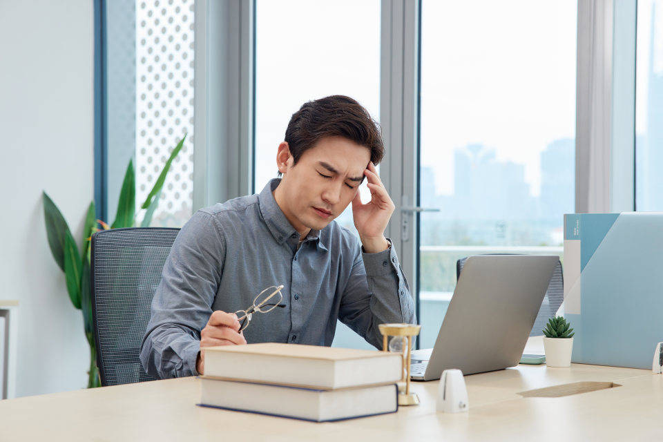 第七颈椎横突有无过长,有无颈肋.钩锥关节及椎间隙有无增宽或变窄.