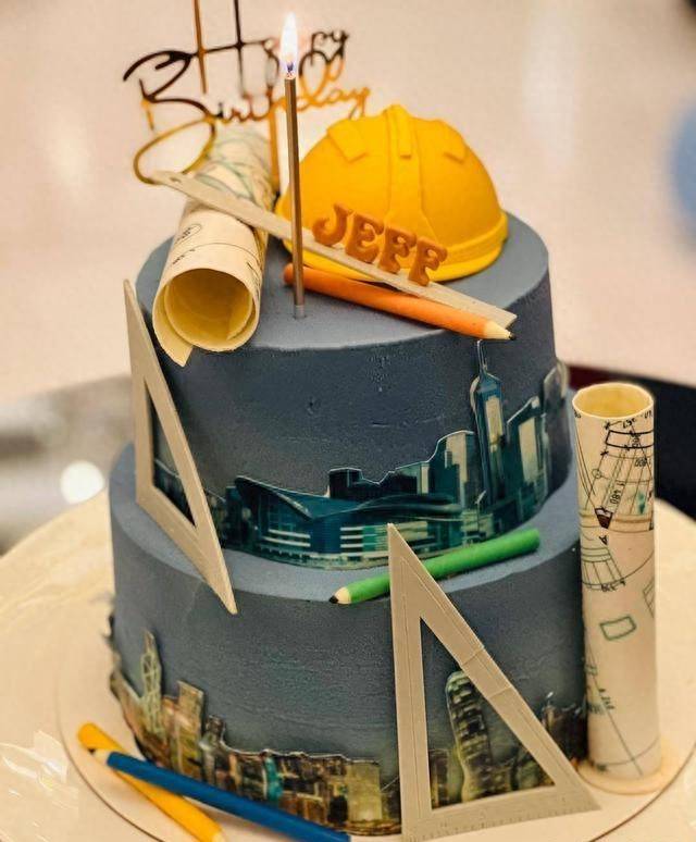 既有刘兆恩的英文名字这jeff,还有图纸,三角尺,铅笔,安全帽等工地现场