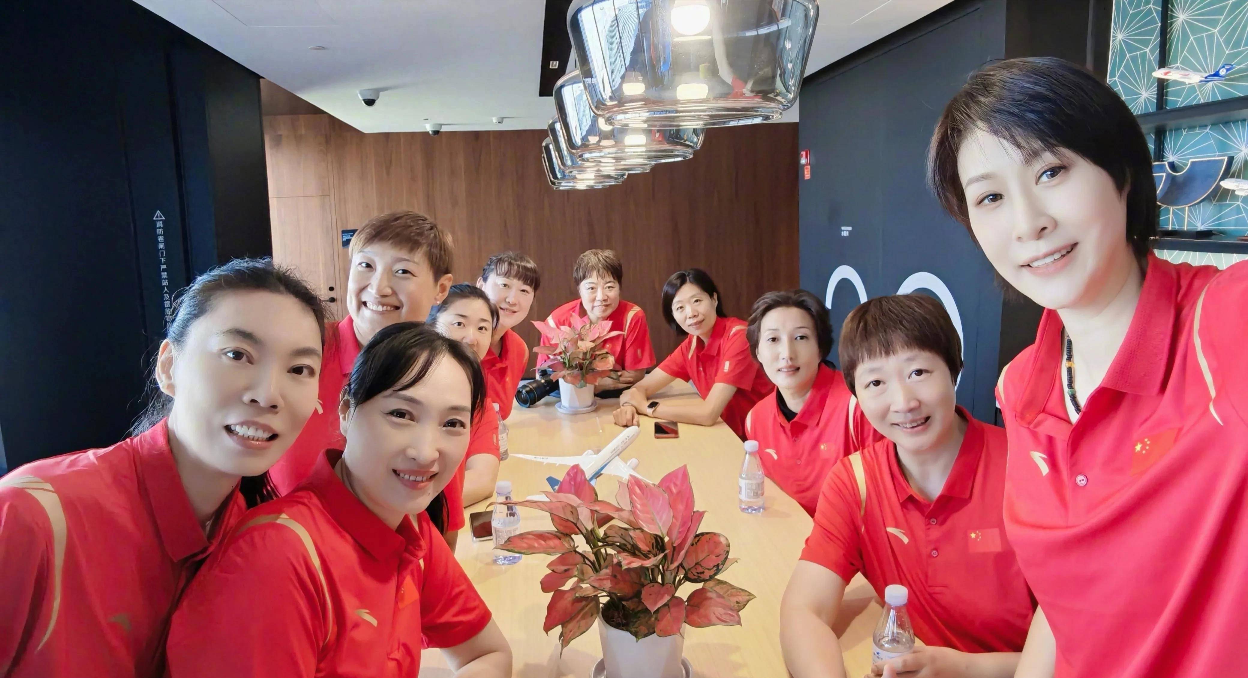 赵蕊蕊晒合照,女排黄金一代再聚,陈忠和容光焕发_球员_那批_教练