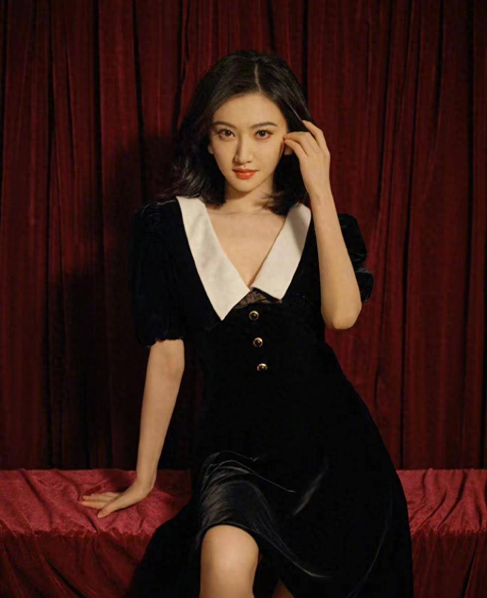 景甜身穿黑白开叉天鹅绒连衣裙拍摄写真,优雅大方又性感_黑色_时尚