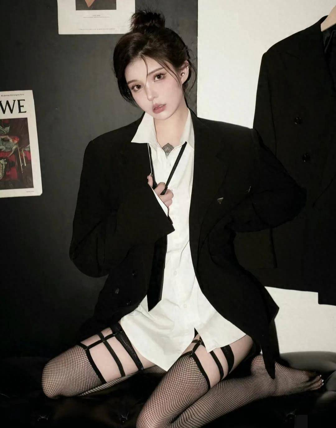 黑丝西装迷人成熟的风格_黑色_女性_气质