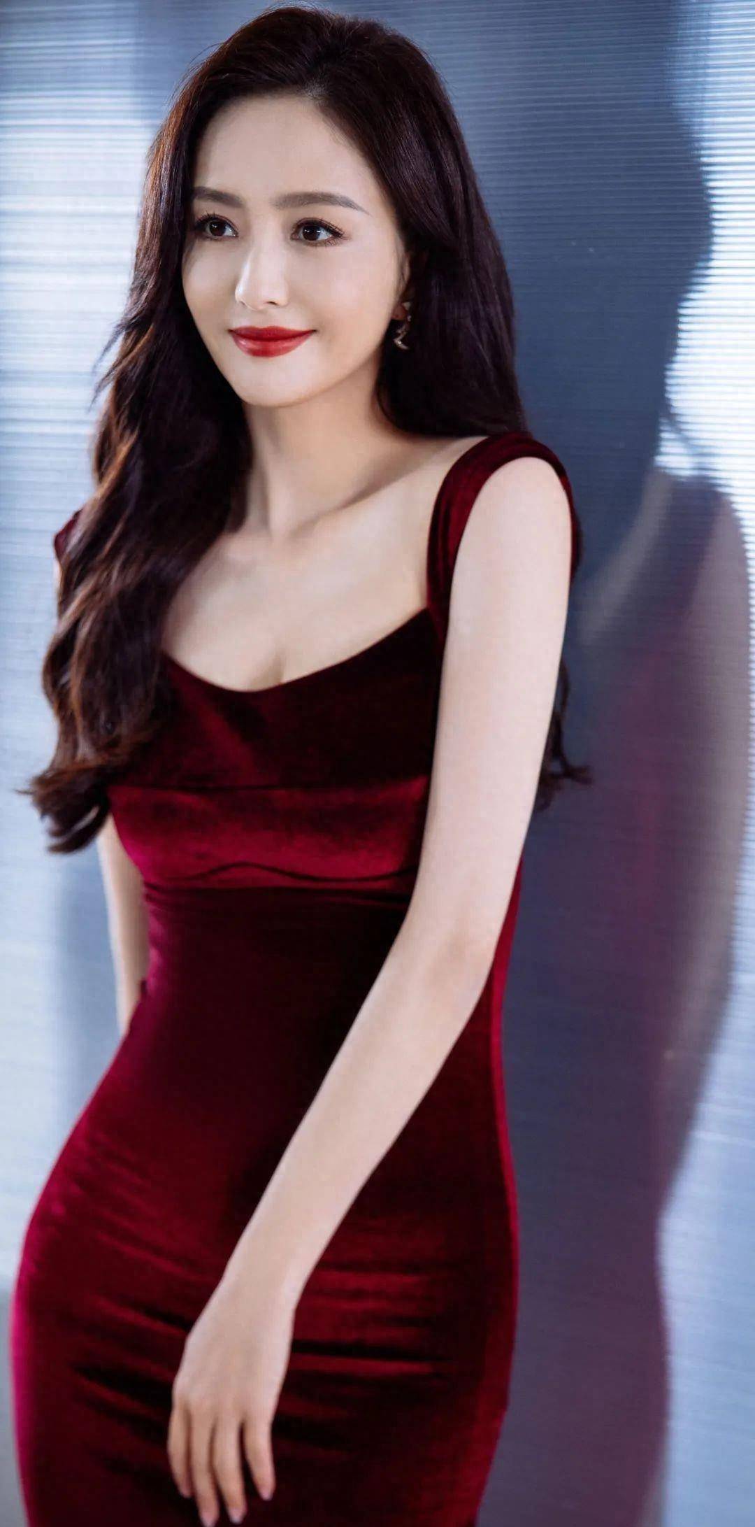 佟丽娅身着复古丝绒红裙性感写真,如玫瑰般美丽,如红酒般优雅_魅力