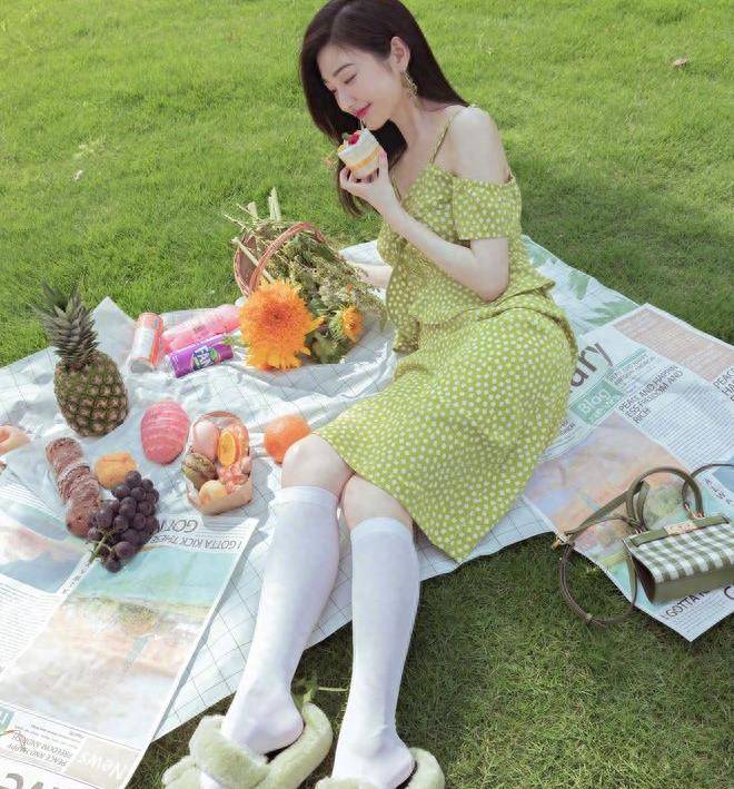 "星空"连裤袜连衣裙搭配白袜,让景甜变身甜美女神!_时尚_女孩_女明星