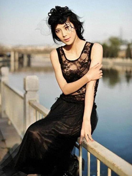 她当年红的发紫,曾被称为"女版于震",如今回山东老家当主持人_王珂