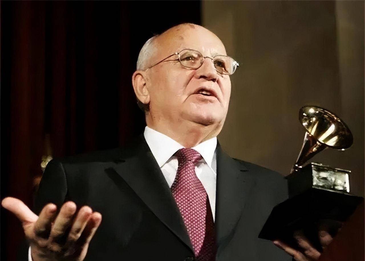 戈尔巴乔夫最后的日子:躺在病床上裹着厚厚的纱布,双臂血肿严重_广告