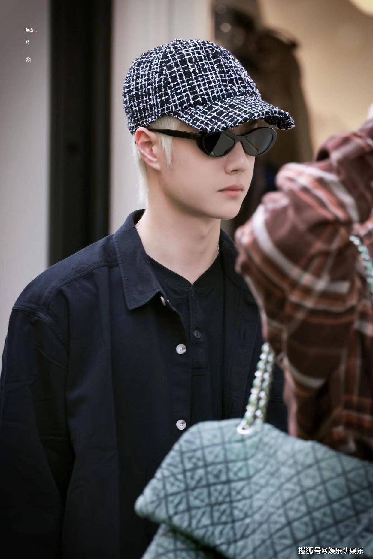 王一博在巴黎被偶遇,金发抢眼气场不俗,网友:他重新定义了街拍_时尚