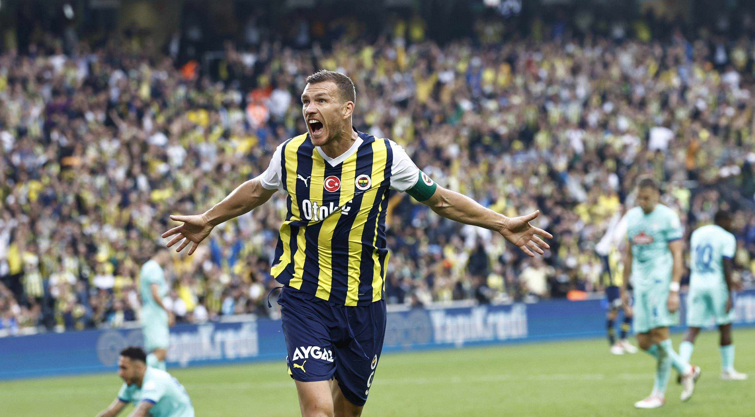 来土超,他当队长还独造13球,37岁的哲科有望拿冠军?