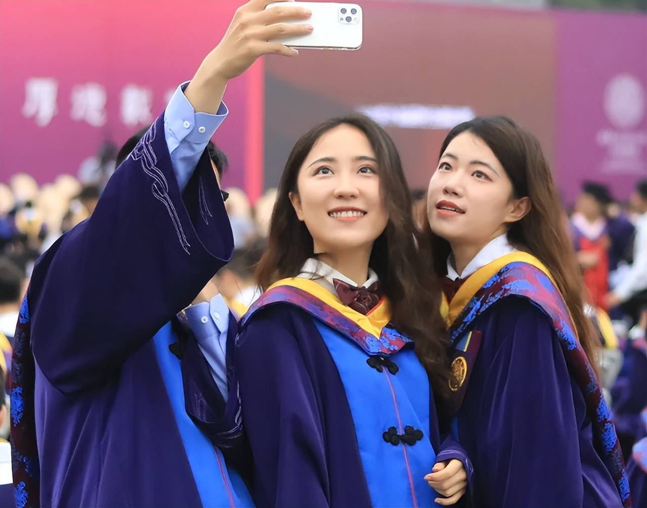 清华学子食堂照走红,看似在低头玩手机,上面的内容却让人破大防_自律