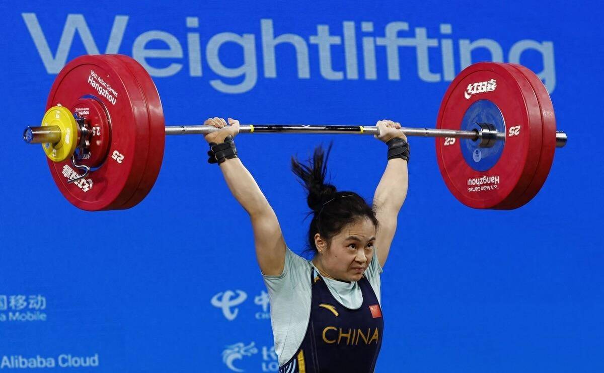 在刚刚结束的举重女子59公斤级比赛中,我们选手罗诗芳以107公斤的抓举