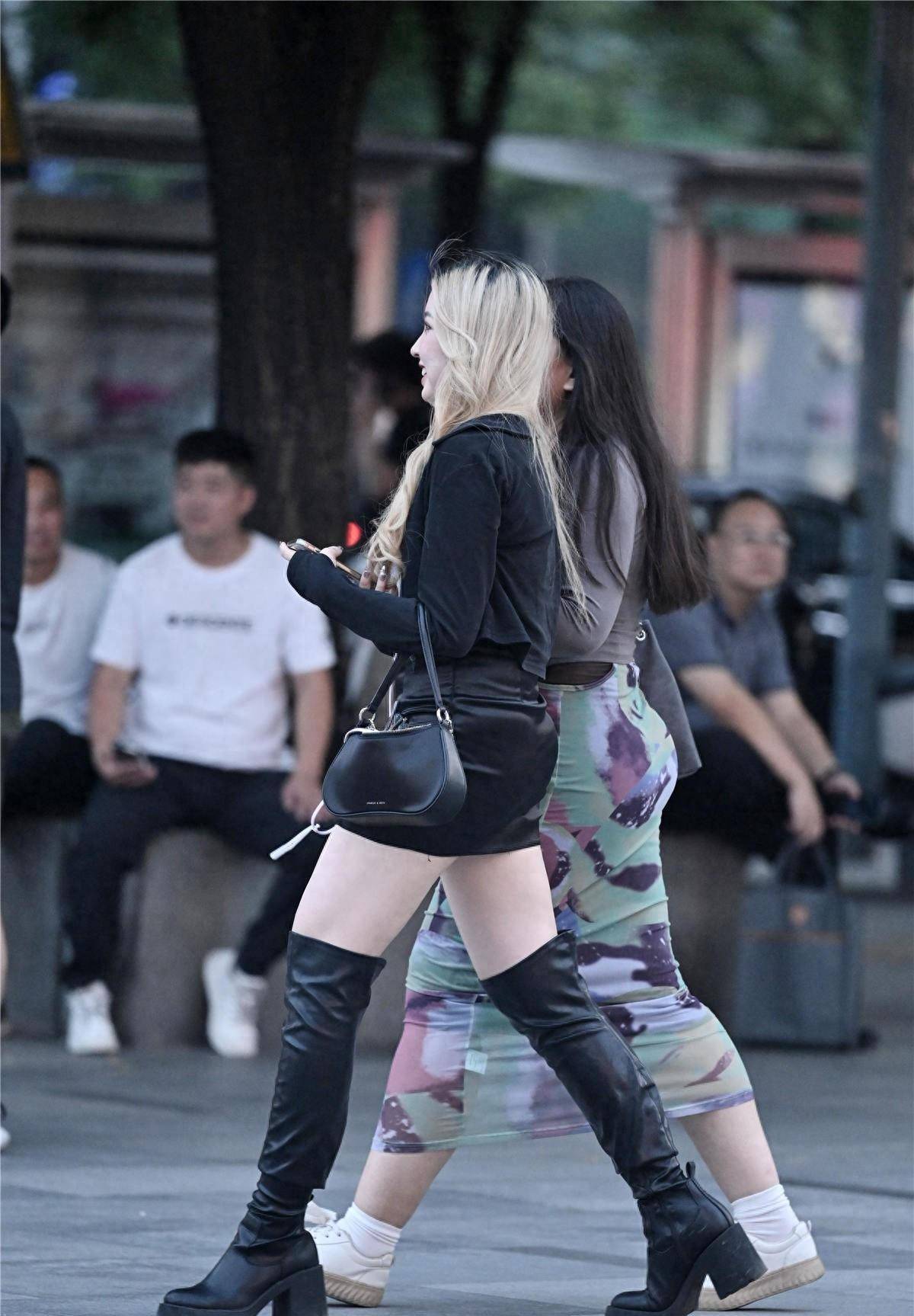 这款靴子非常漂亮,有多种不同的设计.相互联系的方式有很多种.