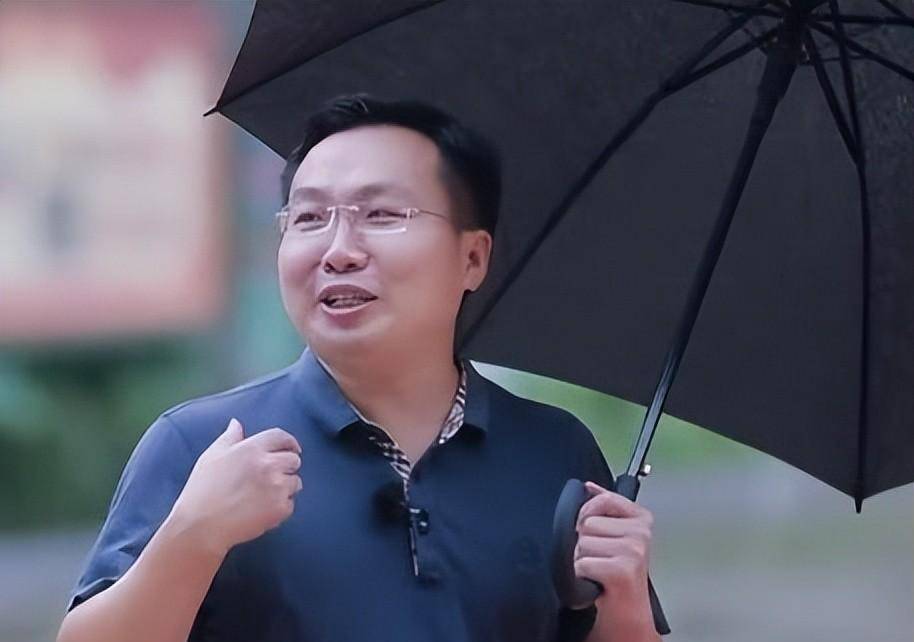 带弃婴妹妹上大学的洪战辉,05年感动中国之后,兄妹过得怎么样?