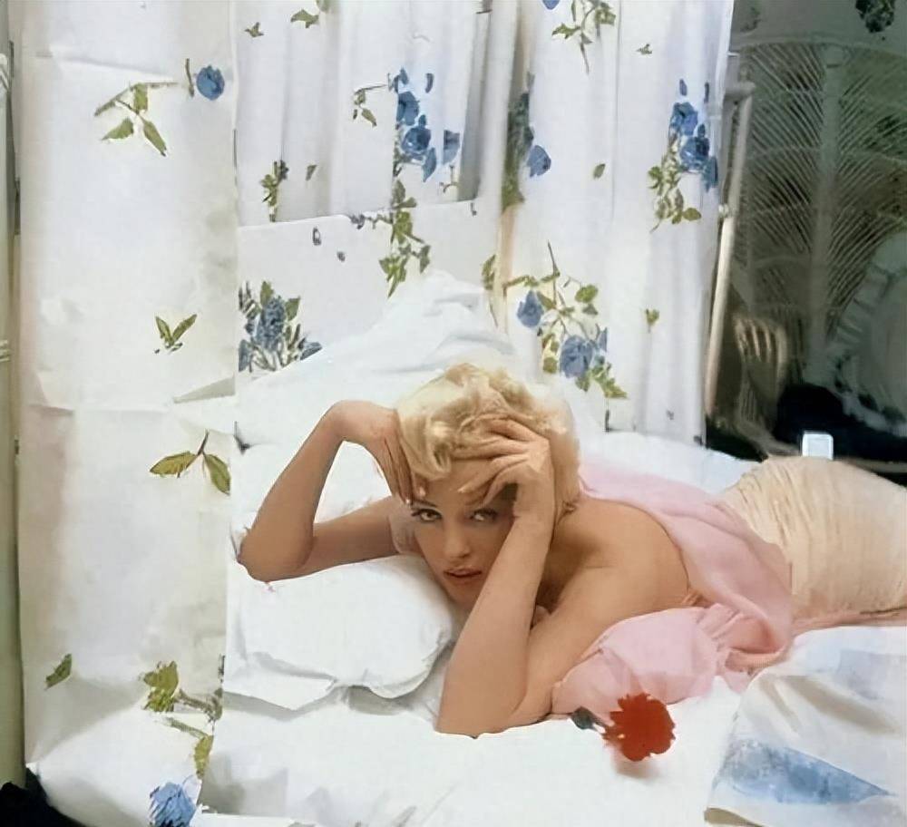 1962年美国记者偷拍玛丽莲梦露和肯尼迪私会,身穿透明裙魅惑妖娆_门罗