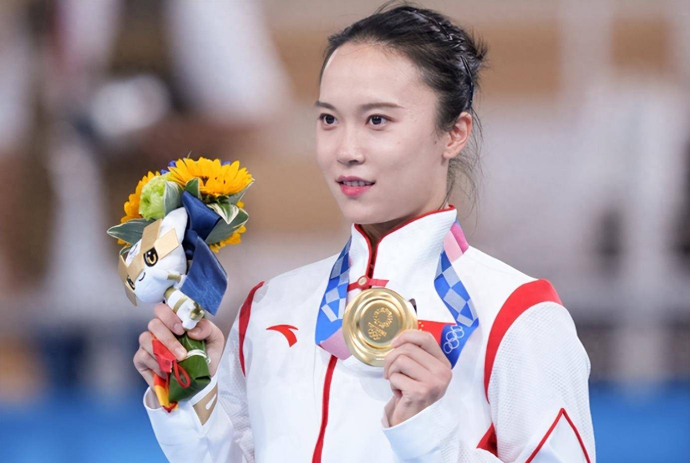 25岁奥运冠军朱雪莹,生涯首夺亚运金牌,蹦床公主何雯娜现场见证_项目