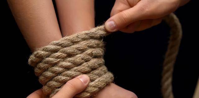 等警察爬进去一看,他们发现了被囚禁在此的楠楠,她双手被绳子捆绑着