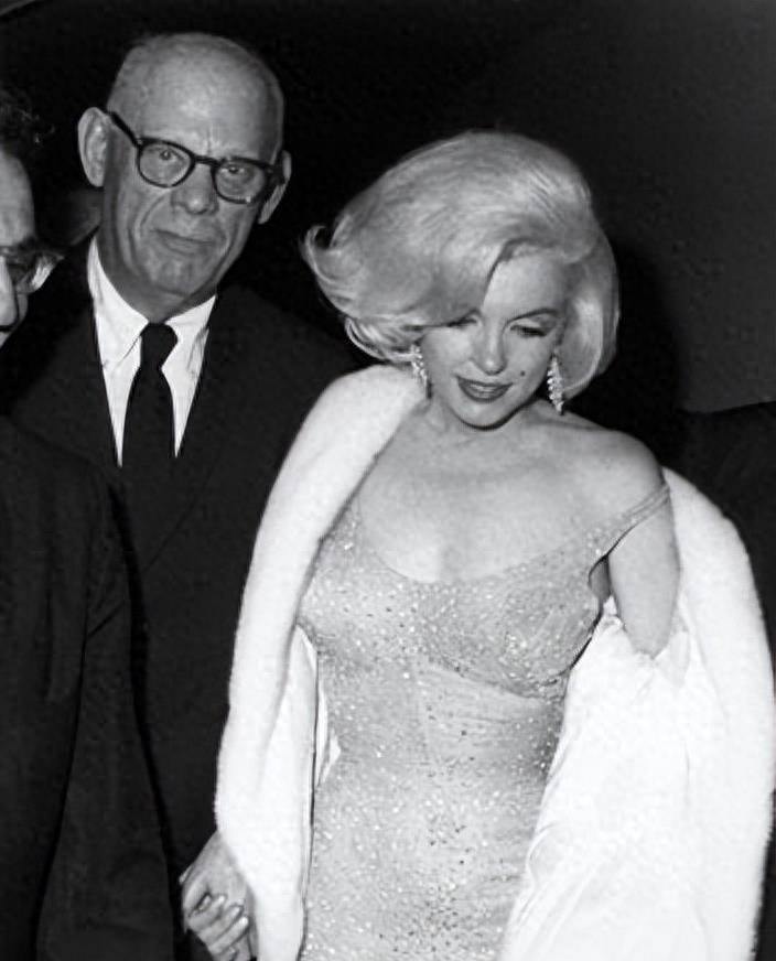 1962年美国记者偷拍玛丽莲梦露和肯尼迪私会,身穿透明裙魅惑妖娆