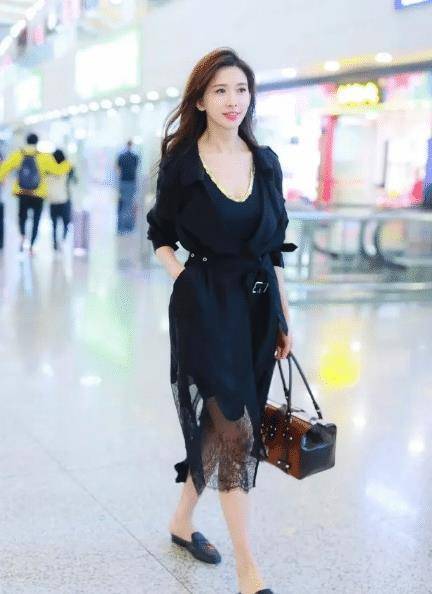 林志玲保养得真好,穿镂空裙同台木村拓哉,一个像少女一个像大叔