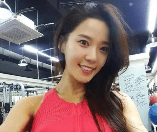 照片当中这位49岁的奶奶正在健身房当中锻炼,相信如果仅仅看照片很难