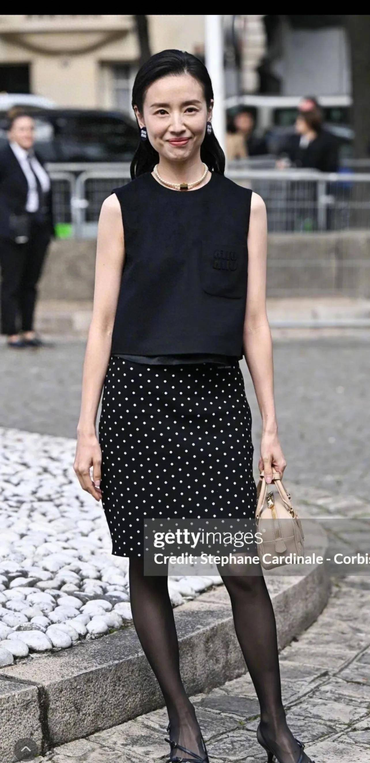 董洁巴黎看秀,暴瘦"排骨胸"太吓人了!满脸沟壑惹人怜爱!