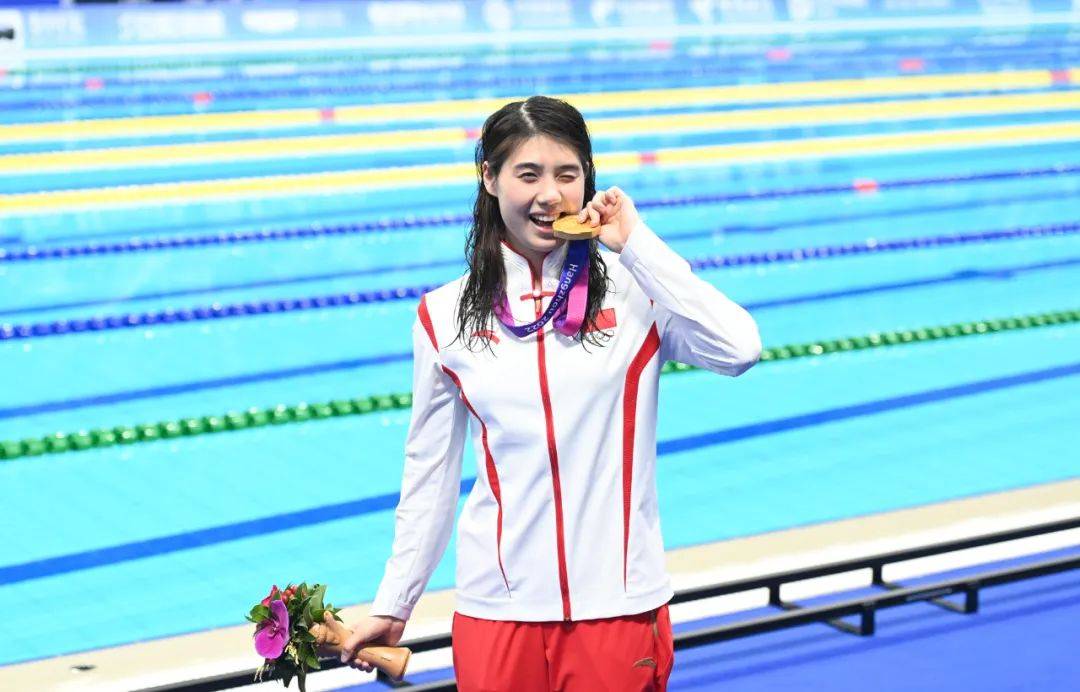 9月24日晚,杭州亚运会游泳项目首金——女子200米蝶泳比赛中,张雨霏以