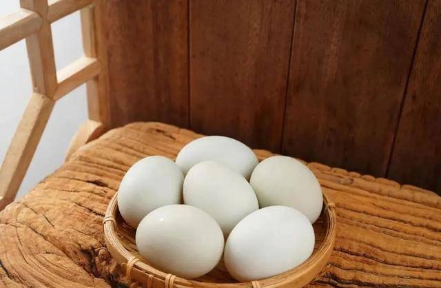 鸡蛋、鸭蛋、鹌鹑蛋，营养有什么区别？一天能吃几个蛋，看完就懂