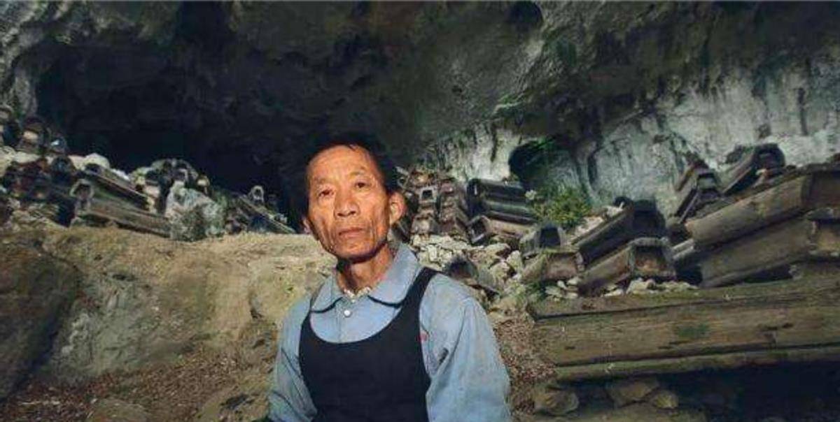 贵州背尸人:以背尸背棺材为生,徒手攀爬悬崖,峭壁上堆满了棺材_方式