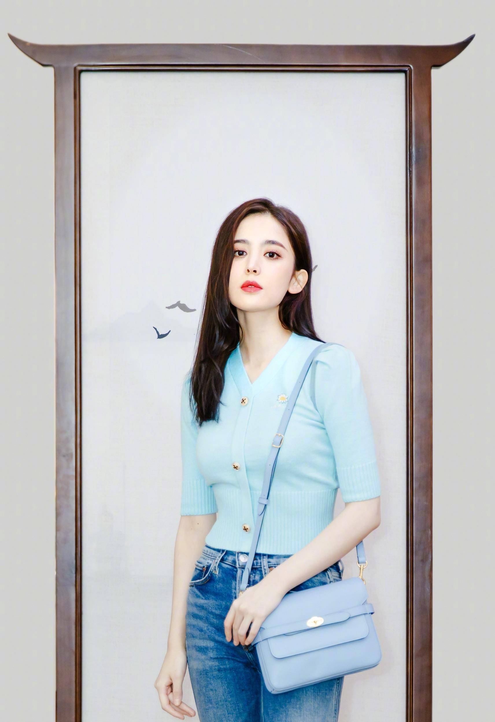 "包"治百病,古力娜扎太舍得花钱了,包包款式很吸睛_衣服_少女_版型