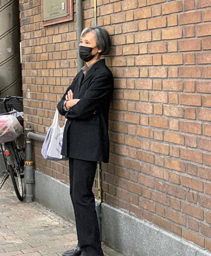 看北京街头老太太穿搭,我发现:衣装干净,发花白,到老优雅气质_时尚