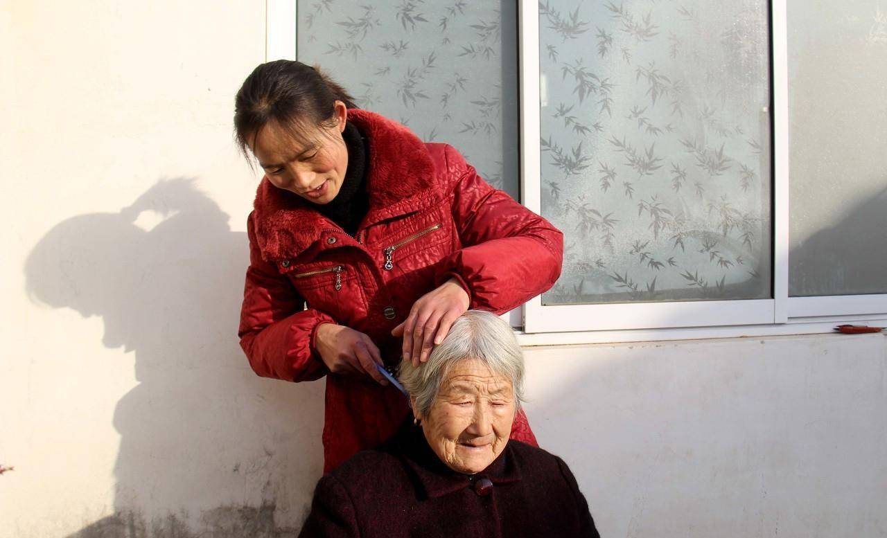 中国好媳妇:丈夫高位截瘫,公公瘫痪,婆婆白内障,她却不离不弃_伏霞