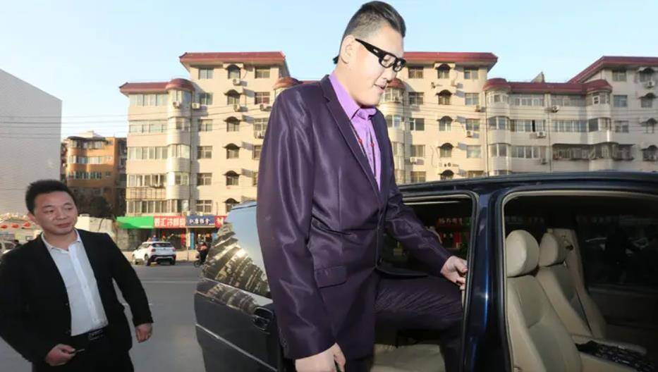 亚洲第一巨人张欢身高2.