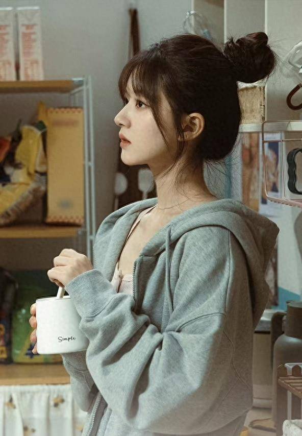 《偷偷藏不住》少女穿搭来了,赵露思版童趣甜美又可爱_桑植_白色_青春