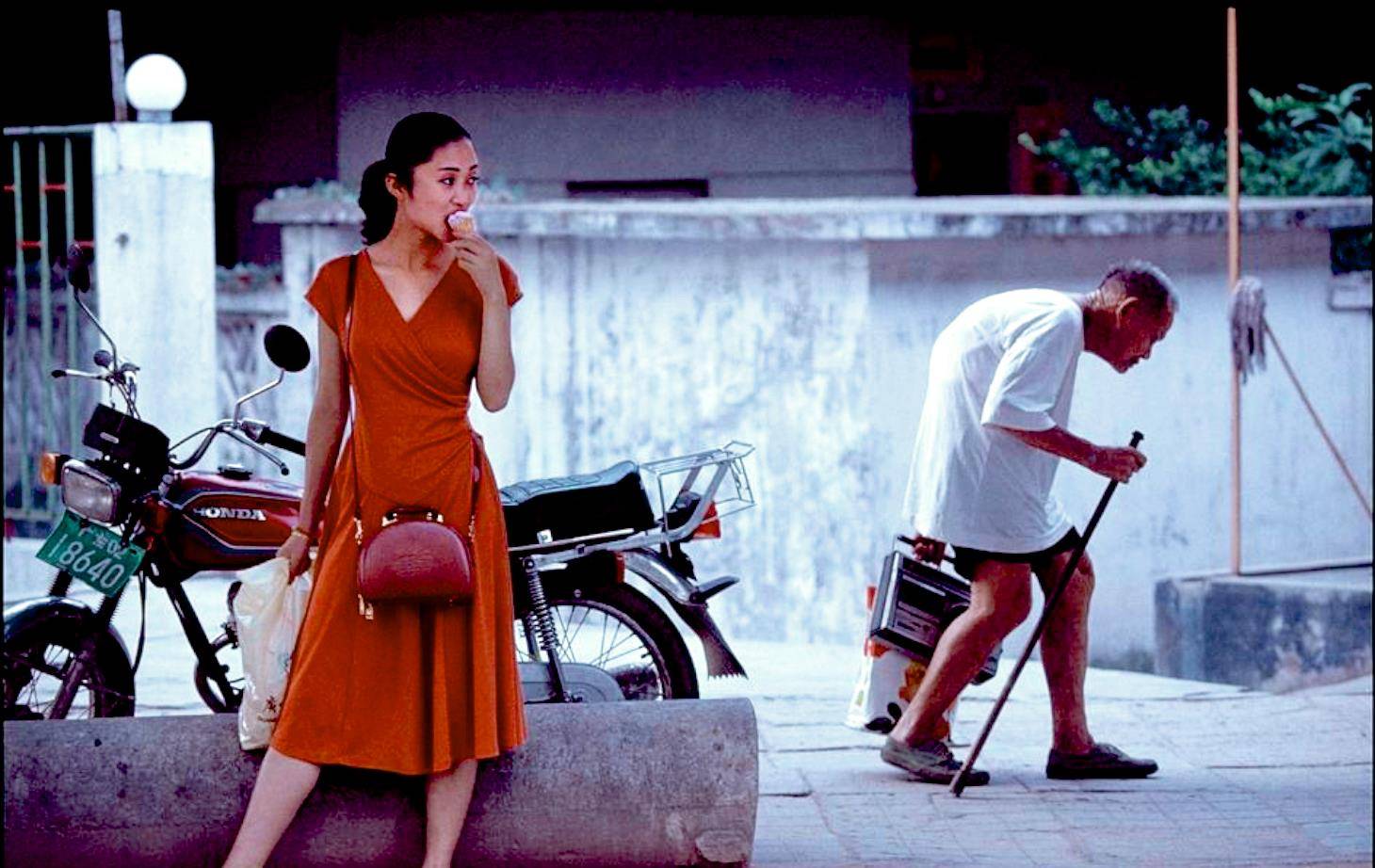 90年代中国年轻人:无比渴望改变自身命运,图9是年轻漂亮发廊妹_发展