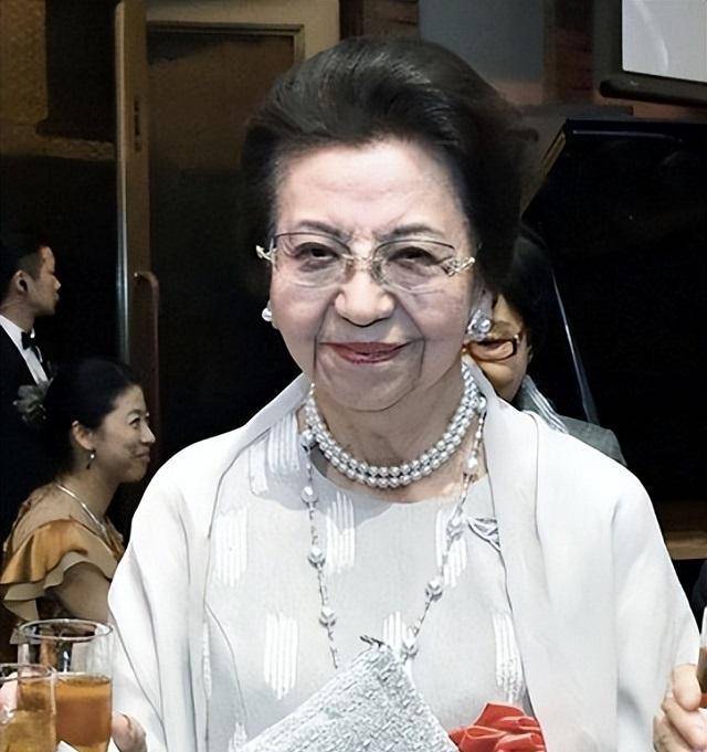 94岁的安倍洋子:丈夫67岁因癌去世,儿子安倍晋三67岁被当街枪杀_日本