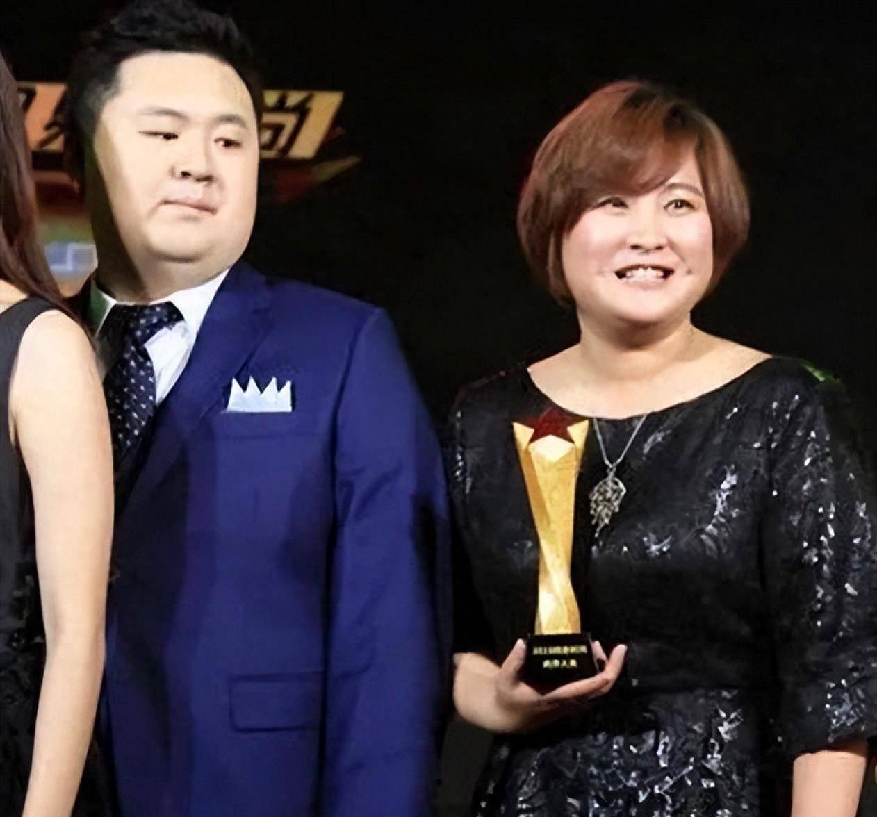 贾玲减肥成功:做一个爱美的女人!她和孙集斌站在一起,有夫妻相