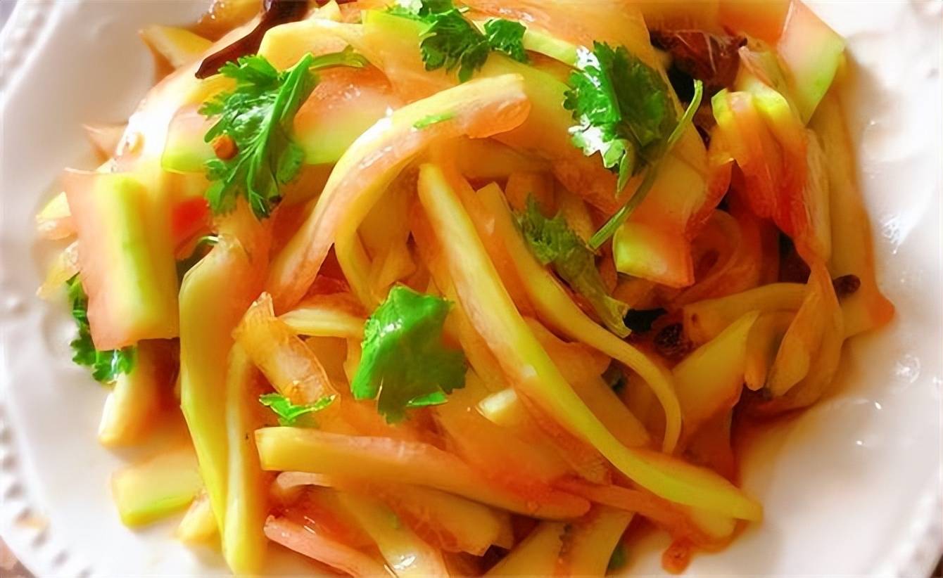 做好的西瓜皮口感爽脆,味道清新,是一道非常适合夏天食用的凉菜.