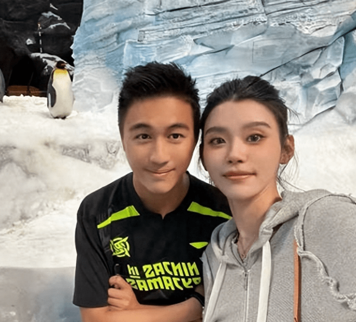 何猷君奚梦瑶现身机场,全程玩手机拒抬头,女方小腹凸起疑3胎_网友
