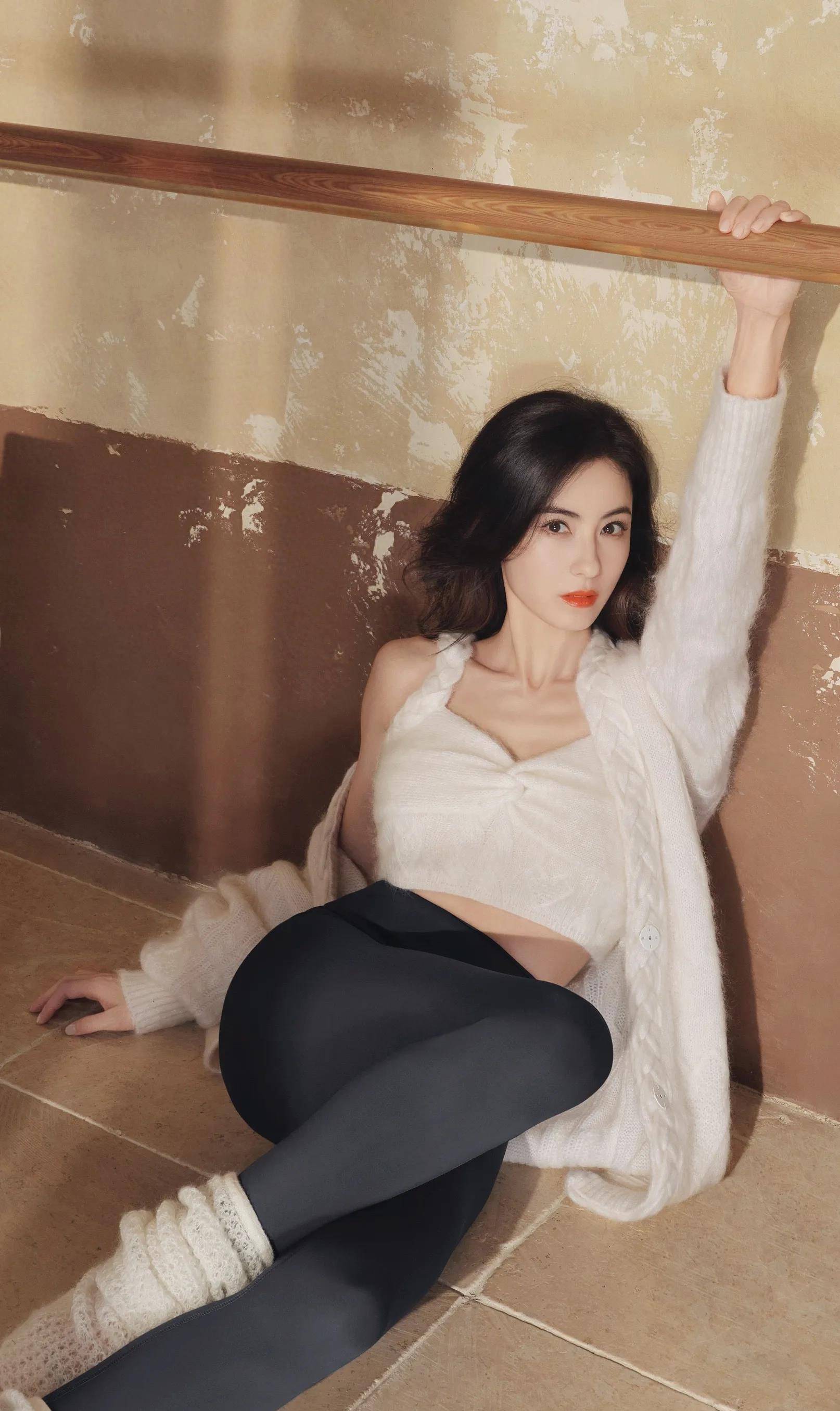 张柏芝紧身瑜伽裤,不得不说,还是很漂亮,依旧很迷人啊