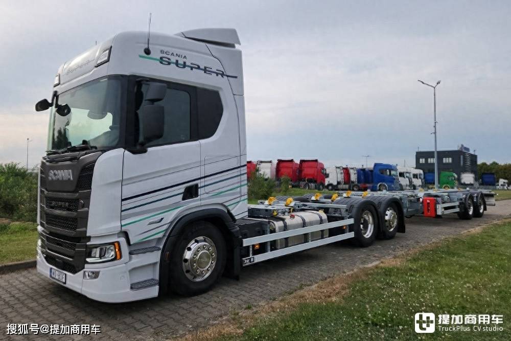 斯堪尼亚交换箱中置轴载货车实拍,生活设施丰富,双节车厢抢眼_搜狐