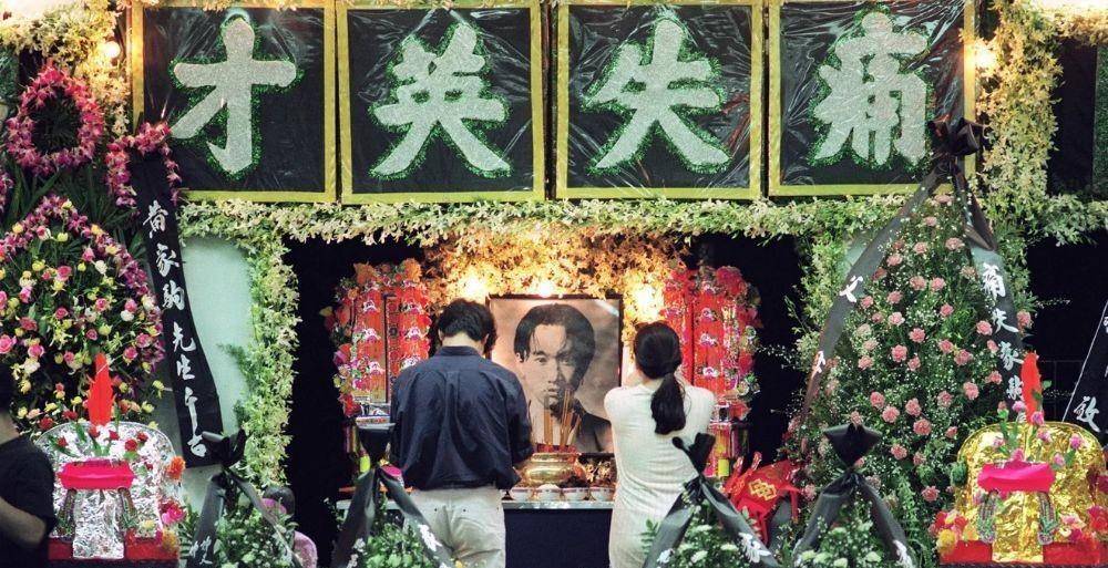 黄家驹墓地:墓碑形状代表他一生,墓地前两句墓志铭令人感慨万千_香港