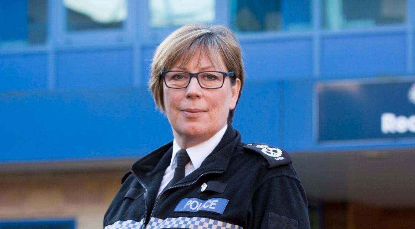 西方制度背后的污秽,英国女警:我认识的女警都被同事侵犯过_凯伦哈珀