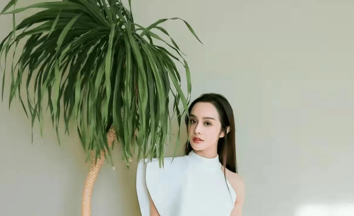 出演《极品家丁》的赵悦童,被誉为最解时尚的花魁_电影_演技_角色