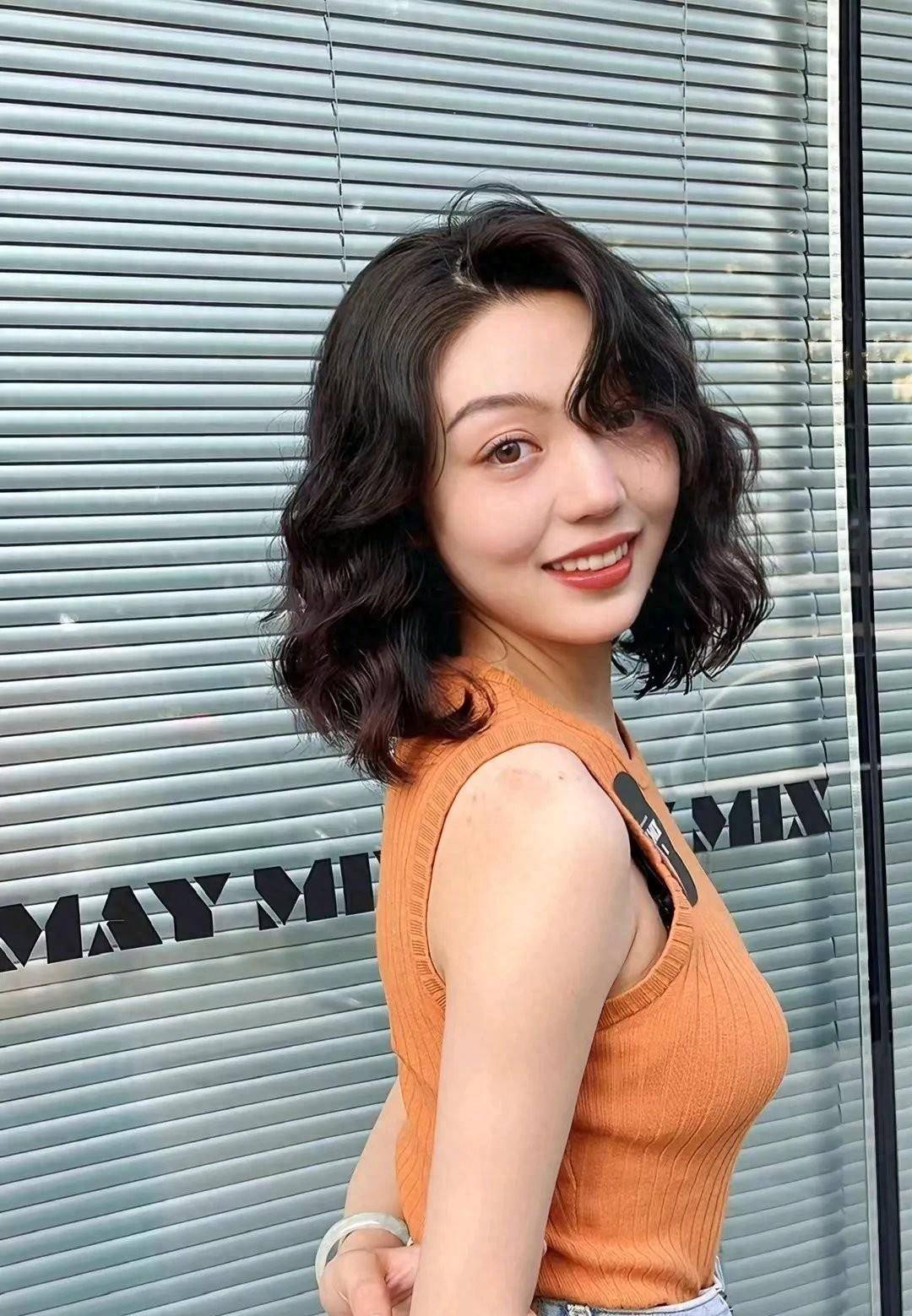 这种发型因其蓬松的头发和齐肩烫发的主要特点而成为时尚界的焦点看