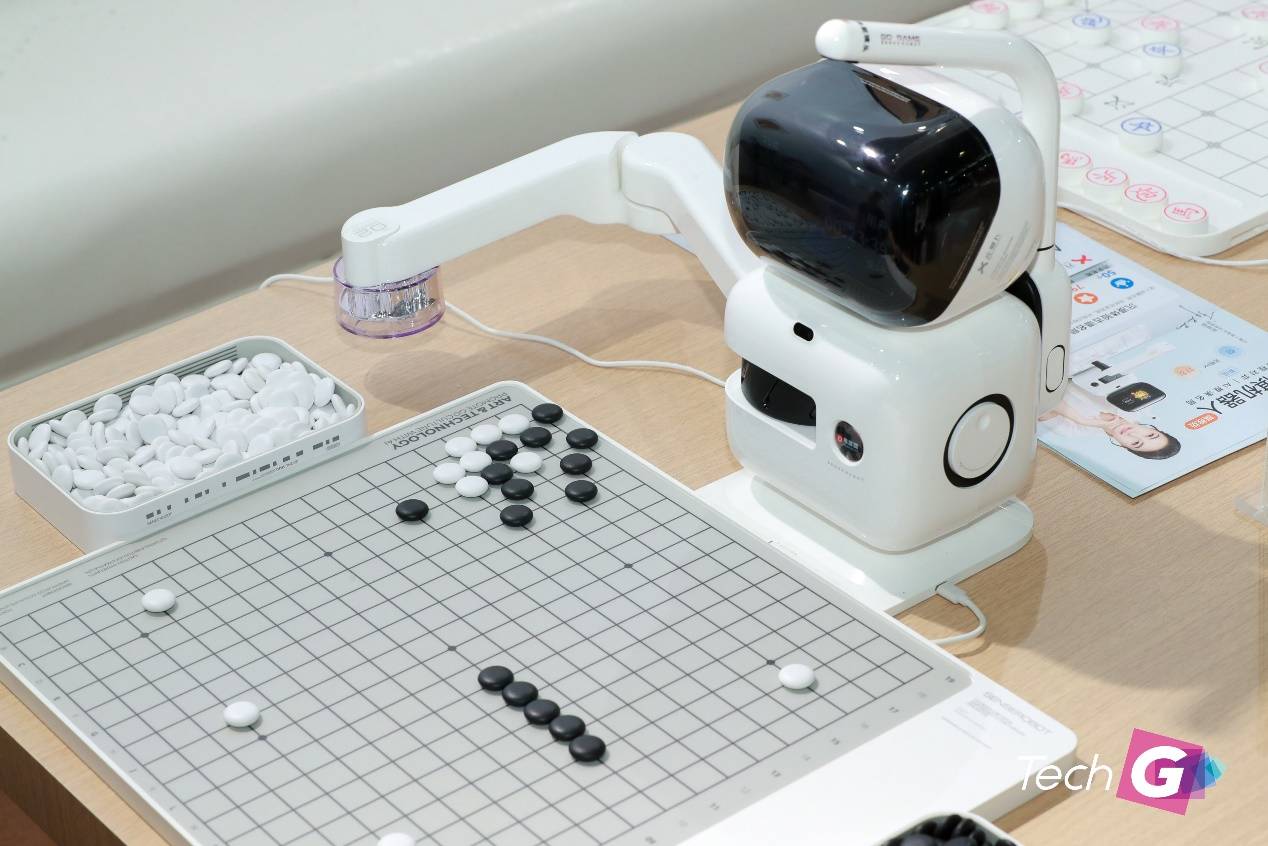 商汤黑科技惊艳tech g,元萝卜ai下棋机器人"以棋会友"_象棋_围棋_生活