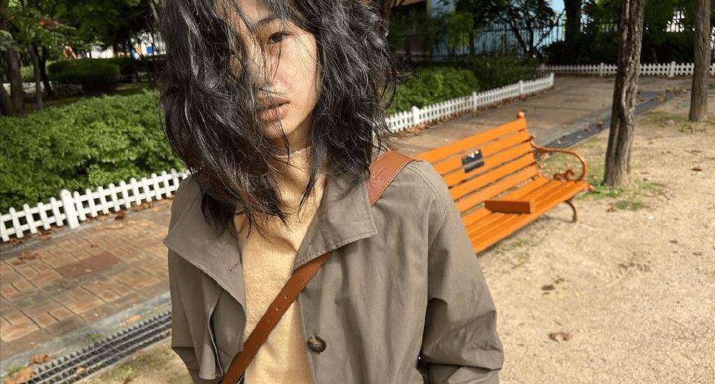 《鱿鱼游戏》郑浩妍近照:素颜出镜发型慵懒,果真有颜任性_休闲_内容