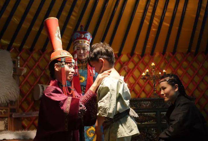 从此之后,满都海一边帮助达延汗平定蒙古各部,一边则是努力为达延汗生