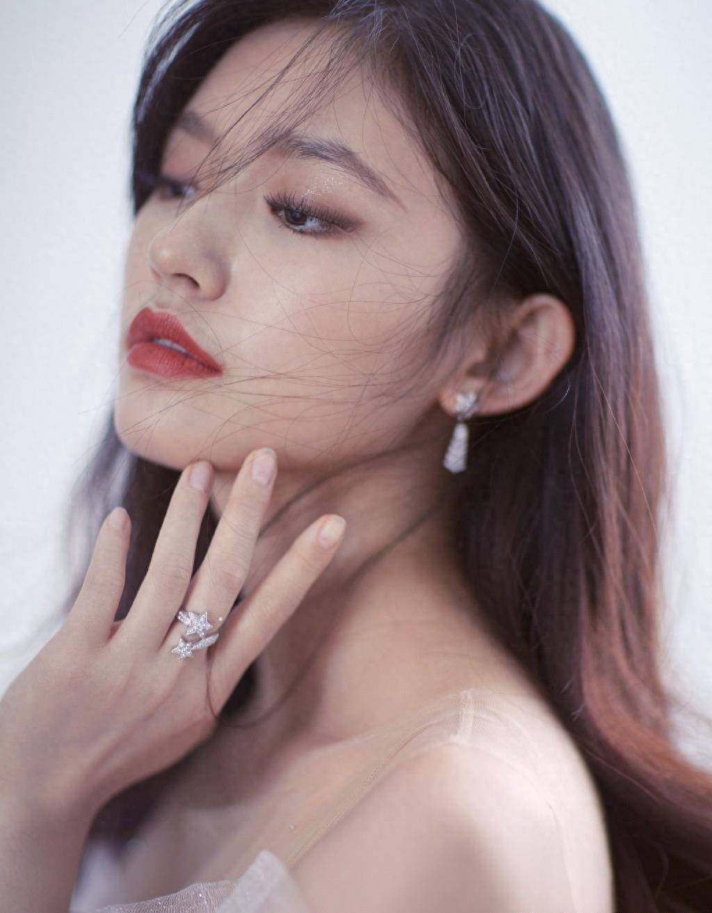 林允未出道前名为"费霞",从小学习跳舞游泳.