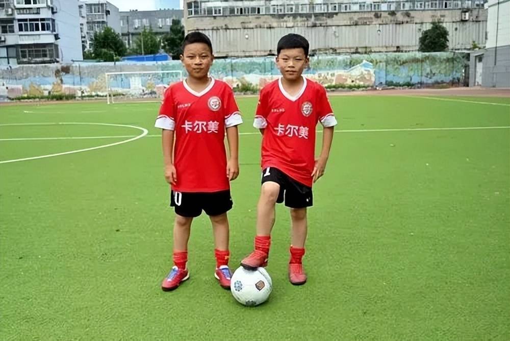 吕孟洋有速度,脚下技术也不错,出色的逼抢意识和强壮