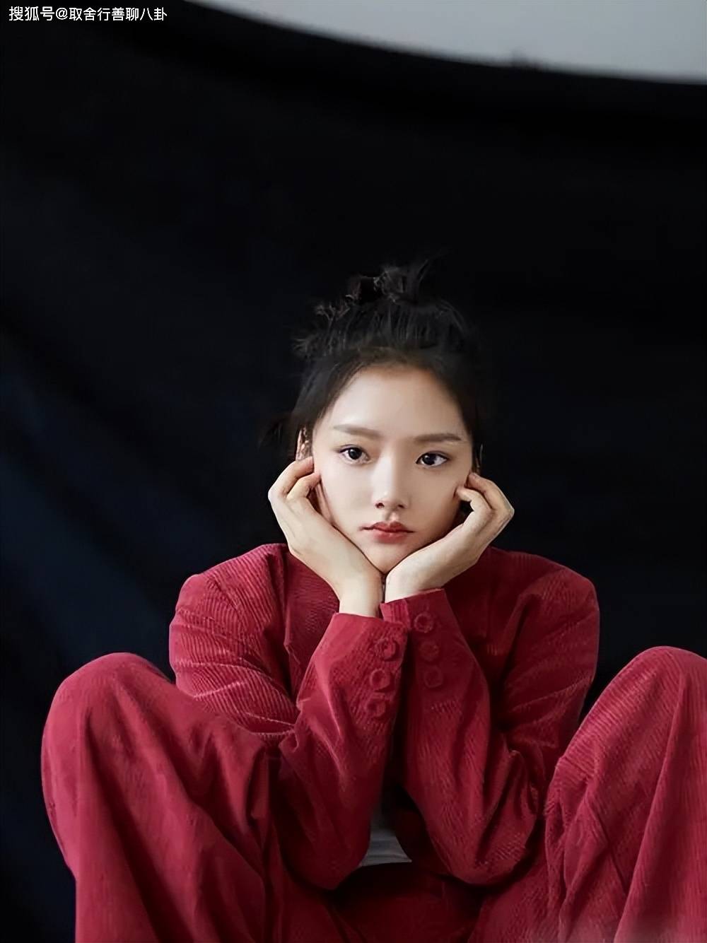 任敏与《群星闪耀时》导演万里扬牵手散步,网友:白菜被猪拱了_画面